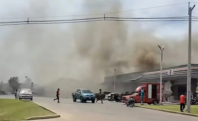 El humo se eleva desde una gasolinera en la provincia de Sisaket tras el impacto de un misil lanzado desde Camboya. (Foto: GETTY)