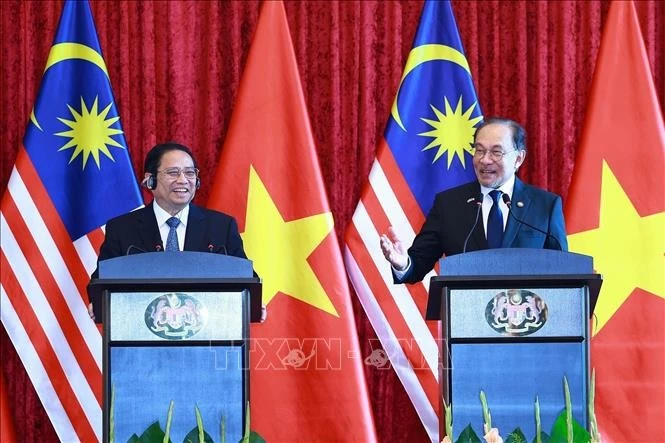 El primer ministro de Vietnam, Pham Minh Chinh (izquierda), y su homólogo malasio, Anwar Ibrahim, se reúnen con la prensa tras sus conversaciones en Kuala Lumpur. (Foto: VNA)