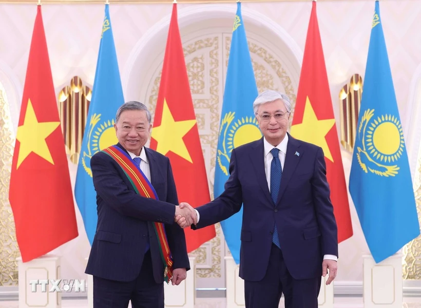 El presidente de Kazajistán, Kassym-Jomart Tokayev (derecha), entrega la Orden de Dostyk (Amistad) de Primera Clase al secretario general del Partido Comunista de Vietnam, To Lam. (Foto: VNA)