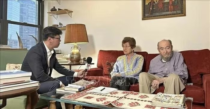 Cora y Peter Weiss en una entrevista con un reportero vietnamita en enero de 2023 (Foto: VNA)