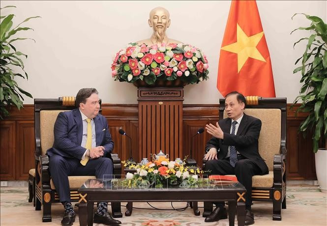 El secretario del Comité Central del Partido Comunista y ministro interino de Relaciones Exteriores de Vietnam, Le Hoai Trung (derecha), conversa con el embajador de Washington en Hanoi, Marc Knapper. (Foto: VNA)
