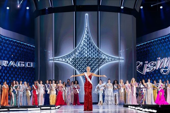 Yolina Lindquist, representante de Estados Unidos, es coronada Miss Cosmo 2025 (Foto: VNA)