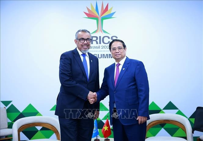 El primer ministro de Vietnam, Pham Minh Chinh (derecha), se reúne con el director general de la OMS, Tedros Adhanom Ghebreyesus (Foto: VNA)