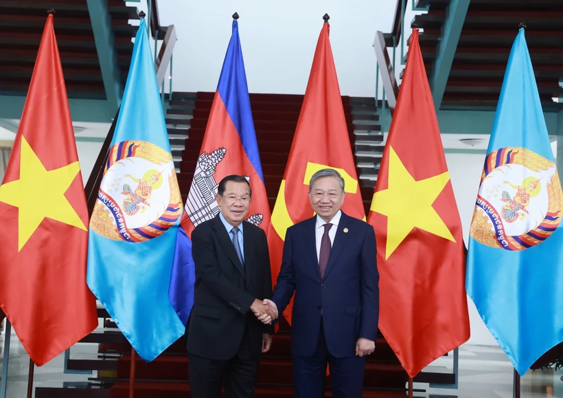 El secretario general del PCV, To Lam (derecha), se reúne con el presidente del PPC y titular del Senado de Camboya, Hun Sen (Foto: VNA)