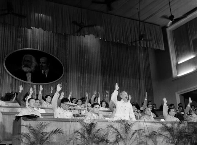 El Presidente Ho Chi Minh y los delegados votan para aprobar documentos en el III Congreso Nacional del Partido, septiembre de 1960. (Foto: Archivo de VNA)