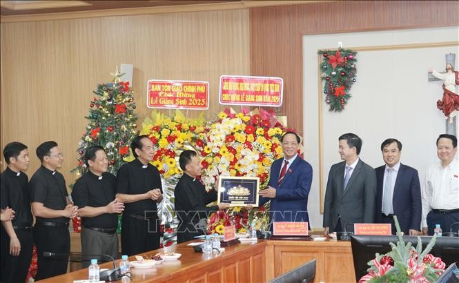 El vicepresidente de la Asamblea Nacional, Tran Quang Phuong, entrega regalos navideños a la Diócesis de Can Tho. Foto: VNA