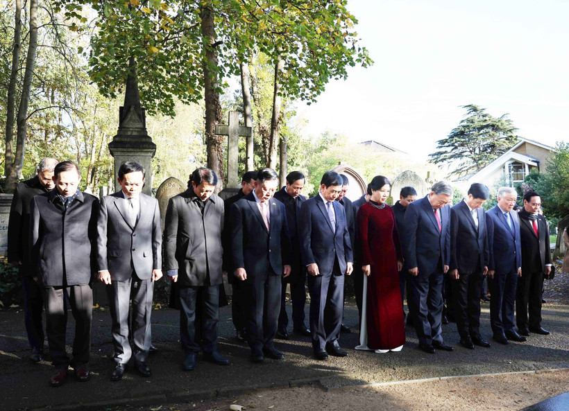 El secretario general del PCV, To Lam, y su esposa, junto con una delegación vietnamita de alto rango, rinden homenaje al dirigente del proletariado Karl Marx en su tumba (Foto: VNA)