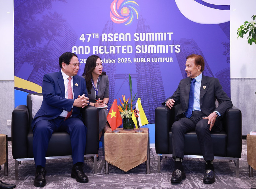 El primer ministro de Vietnam, Pham Minh Chinh (izquierda), se reúne con el sultán de Brunéi, Haji Hassanal Bolkiah (Foto: VNA)
