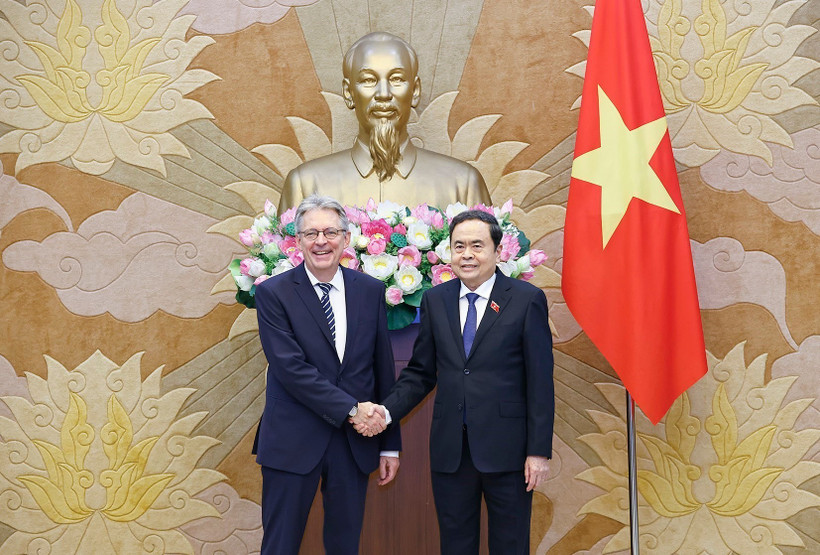 El presidente de la Asamblea Nacional de Vietnam, Tran Thanh Man (derecha), recibe a Achim Post, vicepresidente del Partido Socialdemócrata de Alemania (Foto: VNA)