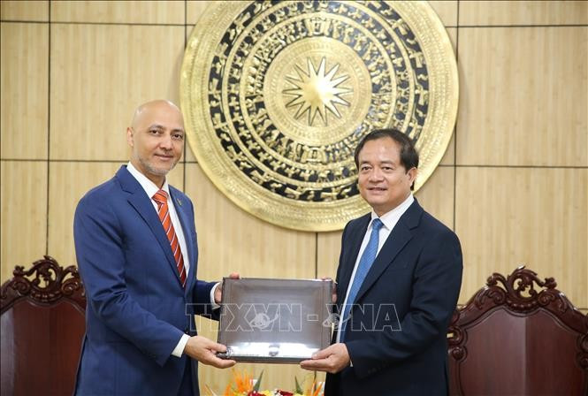El embajador de los EAU en Vietnam, Bader Almatrooshi (izq.), y el vicepresidente del Comité Popular provincial Nguyen Hong Thanh en la reunión (Foto: VNA)