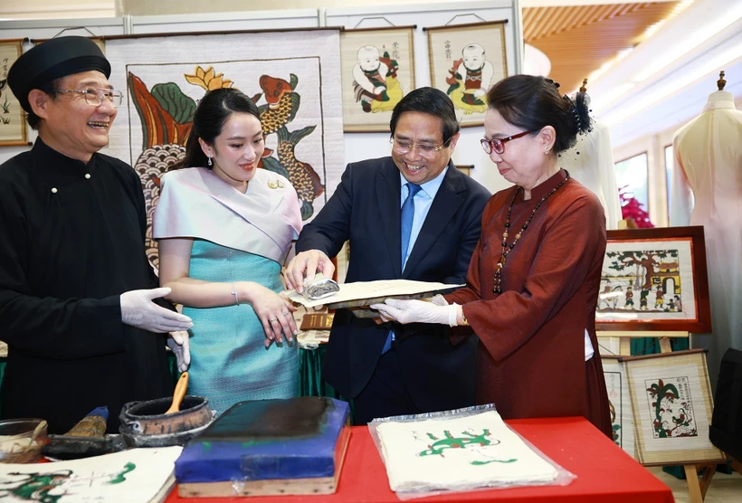El primer ministro de Vietnam, Pham Minh Chinh, y su homóloga tailandesa, Paetongtarn Shinawatra, contemplan productos artesanales vietnamitas únicos (Foto: VNA)