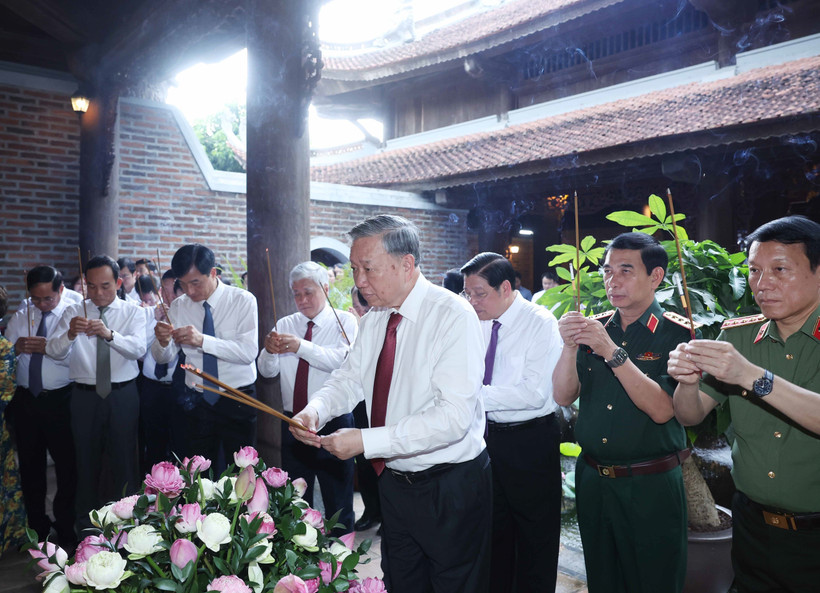 El secretario general del Partido Comunista de Vietnam, To Lam, rinde homenaje en el templo Chung Son – templo ancestral del Tío Ho (Foto: VNA)