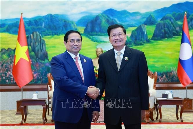 El primer ministro vietnamita, Pham Minh Chinh (izquierda), se reúne con el secretario general del Partido Popular Revolucionario y presidente de Laos, Thongloun Sisoulith. (Foto: VNA)