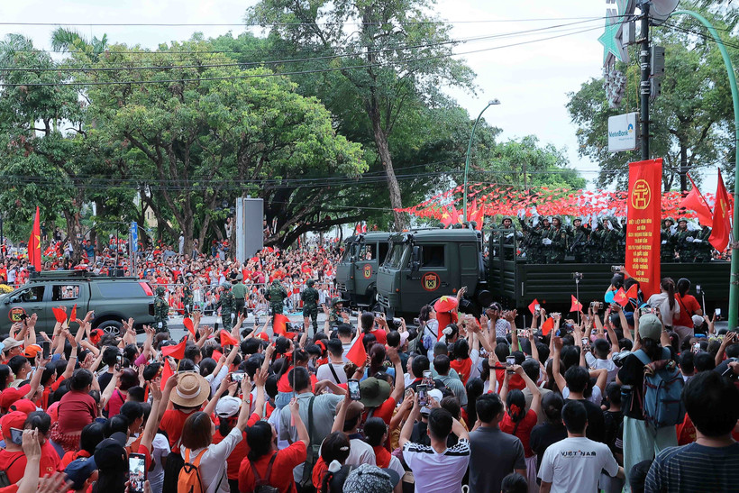 Los soldados interactúan con la gente antes del segundo ensayo general del desfile militar, el 25 de agosto de 2025. (Foto: VNA)