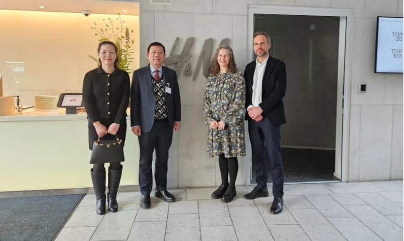 El embajador de Vietnam en Suecia, Tran Van Tuan (segundo desde la izquierda), se reúne con representantes de H&M. (Foto: moit.gov.vn)