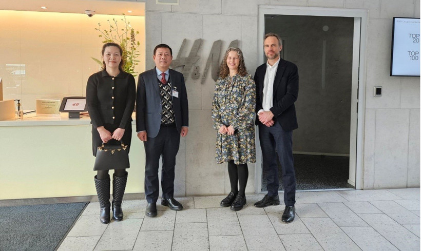 El embajador de Vietnam en Suecia, Tran Van Tuan (segundo desde la izquierda), se reúne con representantes de H&M. (Foto: moit.gov.vn)