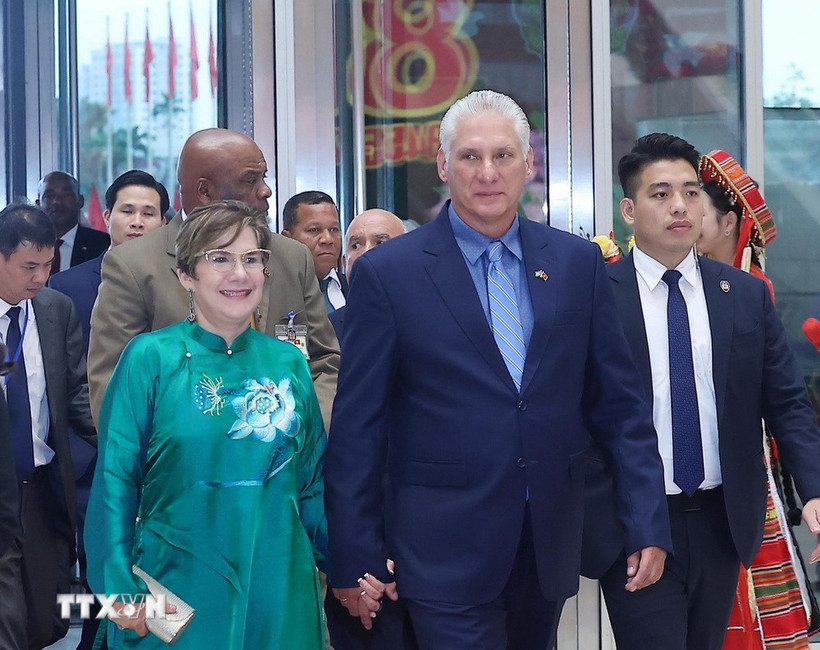 El Primer Secretario del Comité Central del Partido y Presidente de la República de Cuba, Miguel Díaz-Canel Bermúdez, y su esposa asisten a la recepción ofrecida a la delegaciones participantes en la celebración del 80º aniversario del Día Nacional de Vietnam (Foto: VNA)