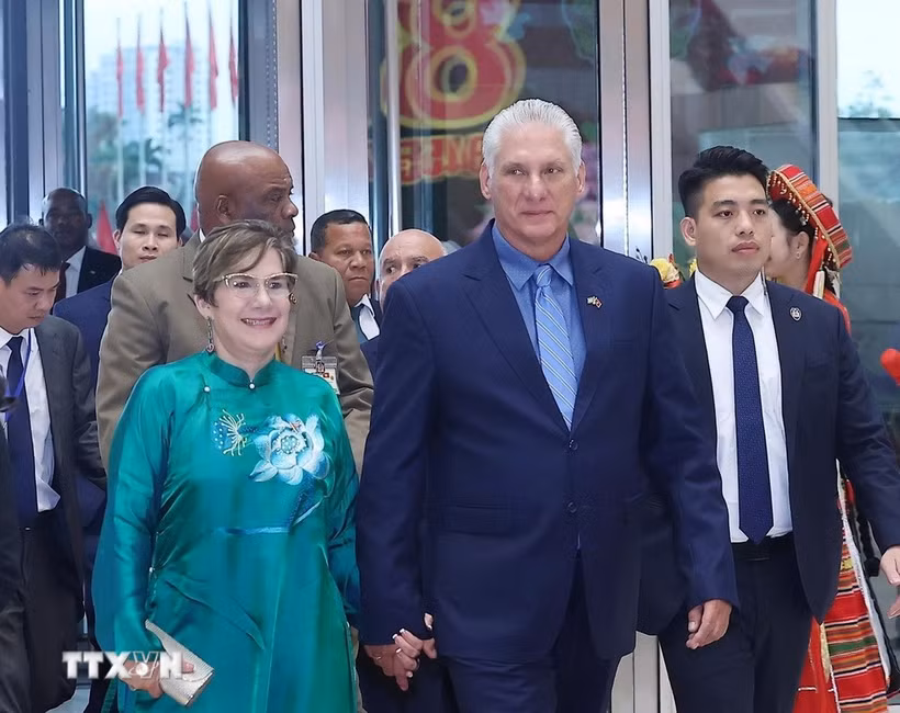 El Primer Secretario del Comité Central del Partido y Presidente de la República de Cuba, Miguel Díaz-Canel Bermúdez, y su esposa asisten a la recepción ofrecida a la delegaciones participantes en la celebración del 80º aniversario del Día Nacional de Vietnam (Foto: VNA)
