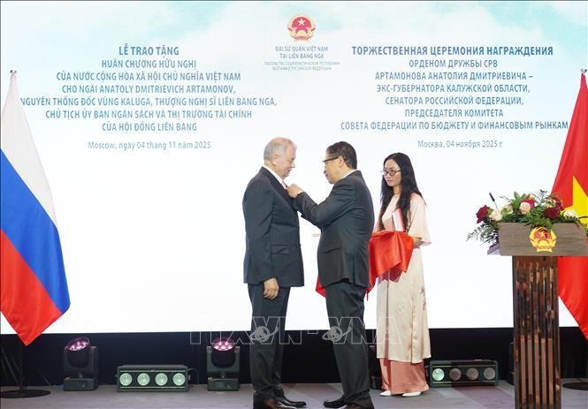 El embajador de Vietnam en Rusia, Dang Minh Khoi, entrega la Orden de la Amistad a Anatoli Dmitrievich Artamonov (izquierda), presidente del Comité de Presupuesto y Mercados Financieros del Consejo de la Federación y exgobernador de la región de Kaluga. (Foto: VNA)
