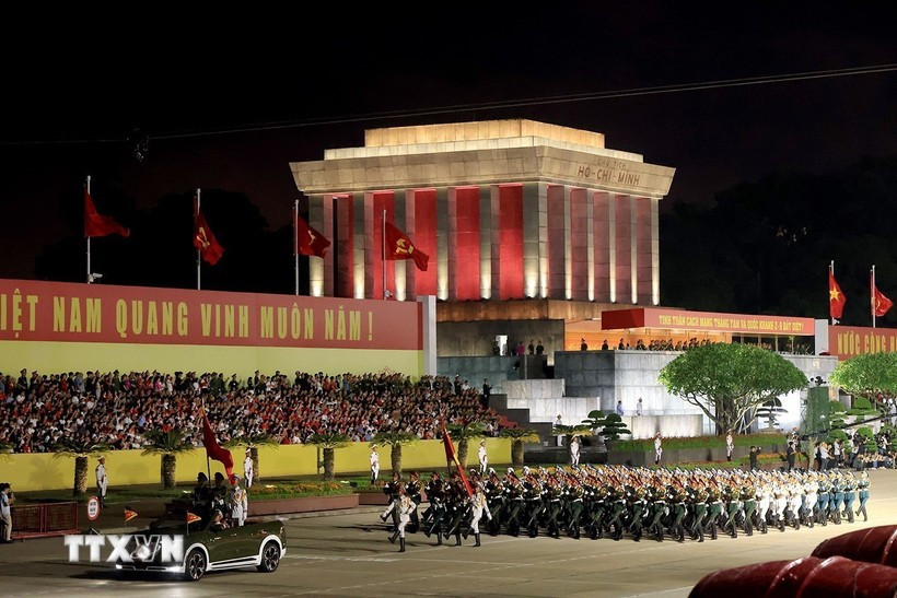 La guardia de honor de la Armada, las fuerzas de infatería y aéreas ensaya en la Plaza Ba Dinh. (Foto: VNA)