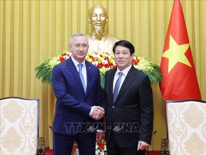 El presidente de Vietnam, Luong Cuong (derecha), recibe a Vladislav Valerievich Shapsha, gobernador de Kaluga (Foto: VNA) 