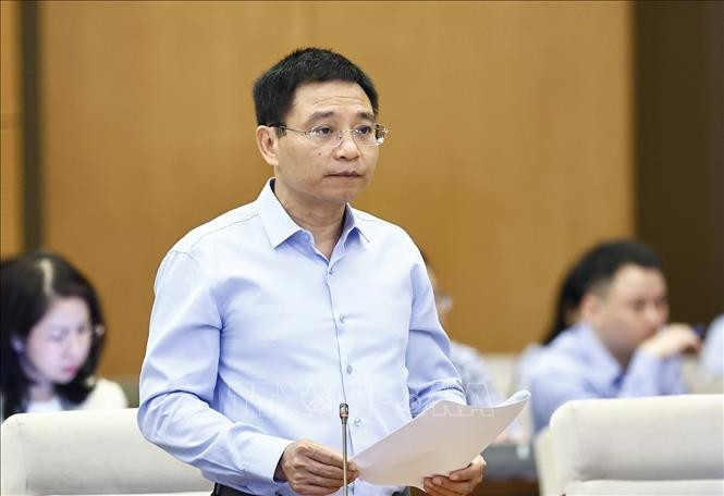 El ministro de Finanzas, Nguyen Van Thang, presenta el informe en la cita (Foto: VNA)