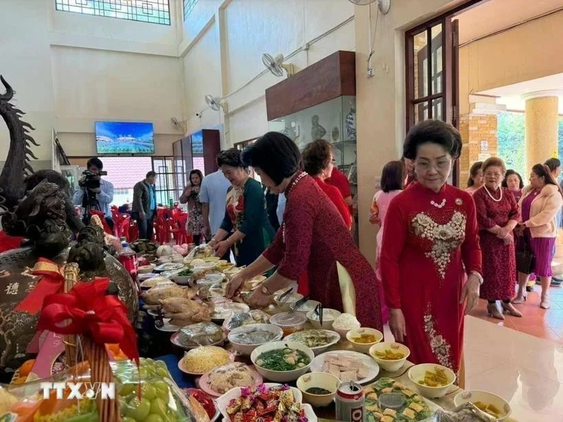 Los vietnamitas en Tailandia se reúnen para celebrar el Tet (Foto: VNA)