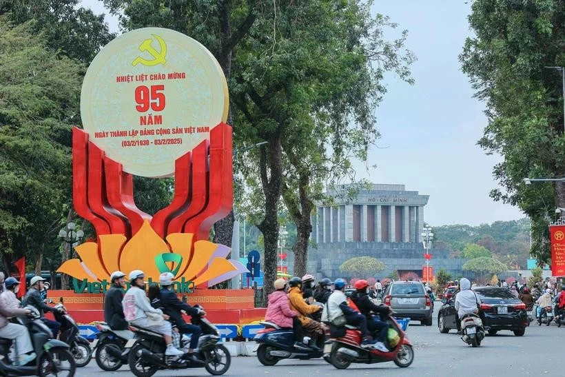 Una gran pancarta que celebra el 95º aniversario de la fundación del PCV en la calle Dien Bien Phu, Hanoi (Foto: VNA)