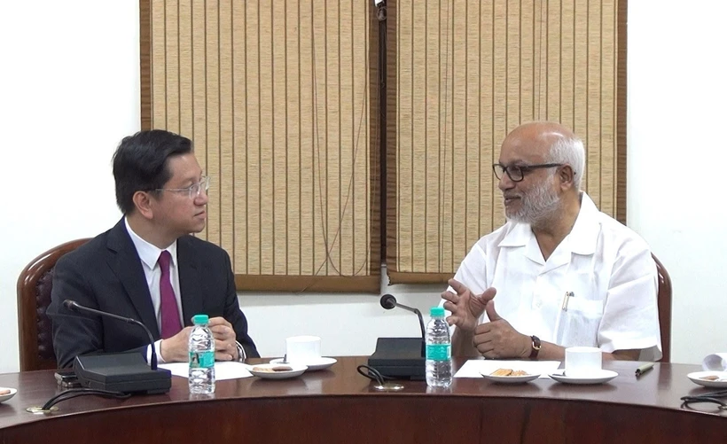 El embajador de Vietnam en la India, Nguyen Thanh Hai (izquierda), se reúne con el secretario general del CPI-M, M.A. Baby (Foto: VNA)