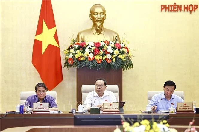 El presidente de la Asamblea Nacional de Vietnam, Tran Thanh Man (centro), habla en la reunión (Foto: VNA)
