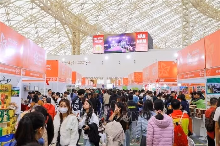 Visitantes en la Feria de Otoño 2025 (Foto: VNA)