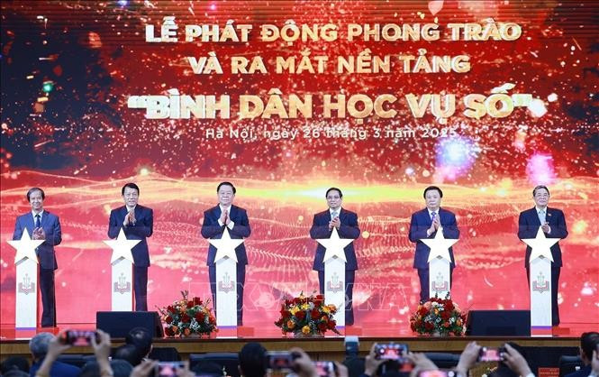 El primer ministro Pham Minh Chinh y los delegados lanzan el movimiento (Foto: VNA)