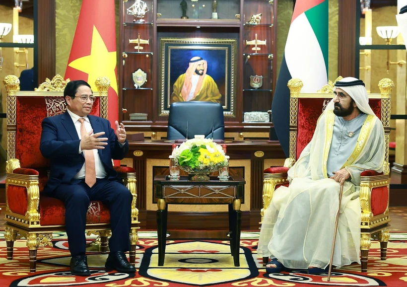 El primer ministro de Vietnam, Pham Minh Chinh (izquierda), mantiene conversaciones con el vicepresidente y primer ministro de los Emiratos Árabes Unidos, el jeque Mohammed bin Rashid Al Maktoum, en Dubái el 28 de octubre de 2024 (hora local) (Foto: VNA)