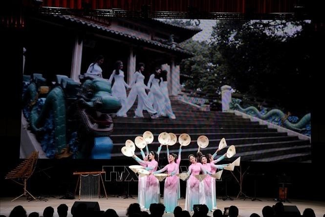 Espectáculo de danza de artistas del Teatro de Arte Contemporáneo de Vietnam en las Jornadas Culturales de Vietnam en Rusia, el 2 de julio de 2024. (Foto: VNA)