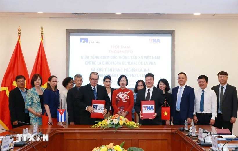 Firma de un acuerdo de cooperación para la impresión y distribución de la edición en español de la Revista Vietnam, en septiembre de 2023. (Foto: VNA)