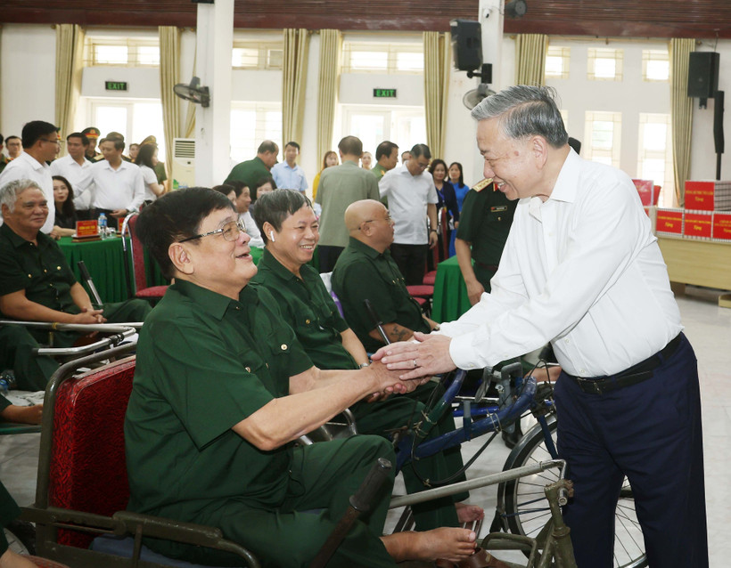 El secretario general del PCV, To Lam, visita a soldados heridos en el Centro de Enfermería para Inválidos de Guerra Thuan Thanh, en el distrito de Ninh Xa, provincia de Bac Ninh, el 15 de julio de 2025. (Foto: VNA)