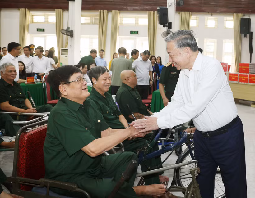 El secretario general del PCV, To Lam, visita a soldados heridos en el Centro de Enfermería para Inválidos de Guerra Thuan Thanh, en el distrito de Ninh Xa, provincia de Bac Ninh, el 15 de julio de 2025. (Foto: VNA)