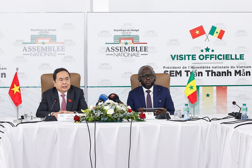 El presidente de la Asamblea Nacional de Vietnam, Tran Thanh Man (izquierda), se reúne con su homólogo de Senegal, Malick Ndiaye (Foto: VNA)