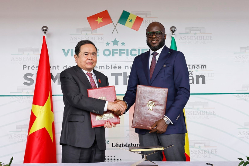 El presidente de la Asamblea Nacional de Vietnam, Tran Thanh Man, y su homólogo de Senegal, El Malick Ndiaye, firman un acuerdo de cooperación entre los dos órganos legislativos (Foto: VNA)