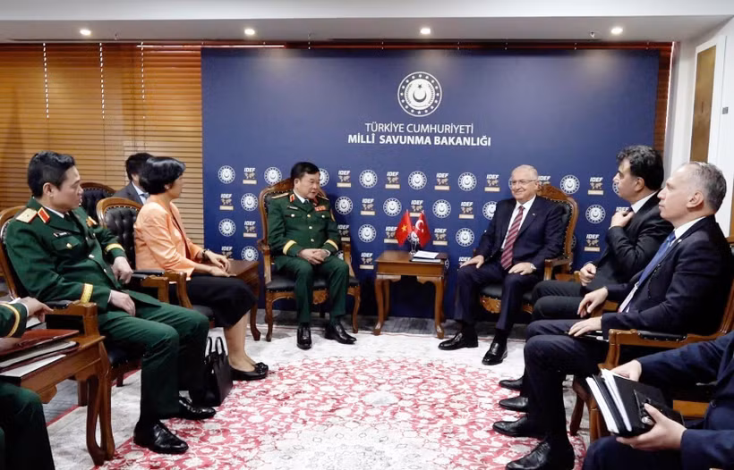 El viceministro de Defensa Hoang Xuan Chien se reúne con el ministro de Defensa turco, Yasar Guler (Foto: VNA)