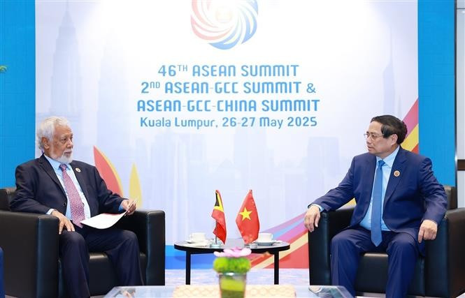 El primer ministro de Vietnam, Pham Minh Chinh (derecha), dialoga con su homólogo de Timor Leste, Xanana Gusmão (Foto: VNA)