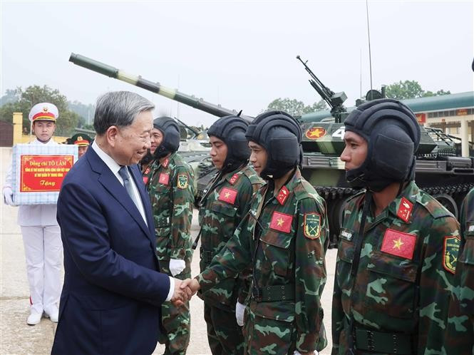 El secretario general del Partido Comunista de Vietnam, To Lam, saluda a los soldados del Cuerpo de Blindados y Tanques (Foto: VNA)