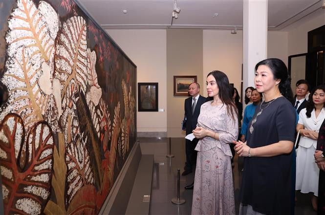 La esposa del Secretario General del Partido Comunista de Vietnam, Ngo Phuong Ly (primera, a la derecha), y la vicepresidenta de la Fundación Heydar Aliyev, Leyla Aliyeva, en el Museo de Bellas Artes (Foto: VNA)