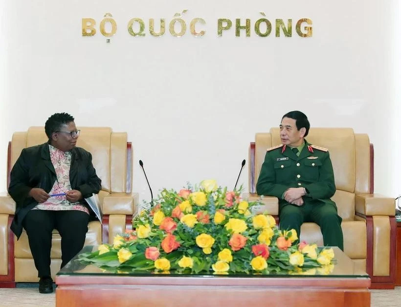 El general Phan Van Giang, ministro de Defensa de Vietnam, recibe a la secretaria general interina de Defensa de Sudáfrica, Thobekile Gamede (Foto: VNA)