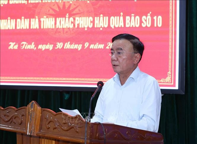 El miembro del Buró Político e integrante permanente del Secretariado del Comité Central del Partido Comunista de Vietnam, Tran Cam Tu, se reúne con las autoridades locales (Foto: VNA)