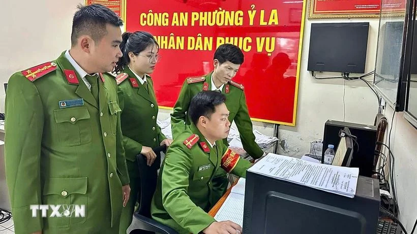 La fuerza policial del distrito de Y La, en la ciudad de Tuyen Quang, inicia oficialmente sus operaciones bajo el nuevo sistema de vigilancia de dos niveles en su primer día de trabajo. (Foto: VNA)