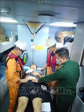 El marinero surcoreano con apendicitis aguda es trasladado a la ciudad de Nha Trang por un barco de rescate vietnamita. (Fuente: VNA)