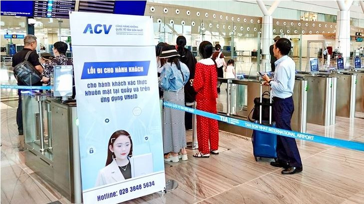 Con el proceso renovado, los pasajeros sin equipaje facturado podrán pasar por los controles de seguridad y embarque mediante reconocimiento facial, sin mostrar ningún documento. (Foto: tuoitre.vn)
