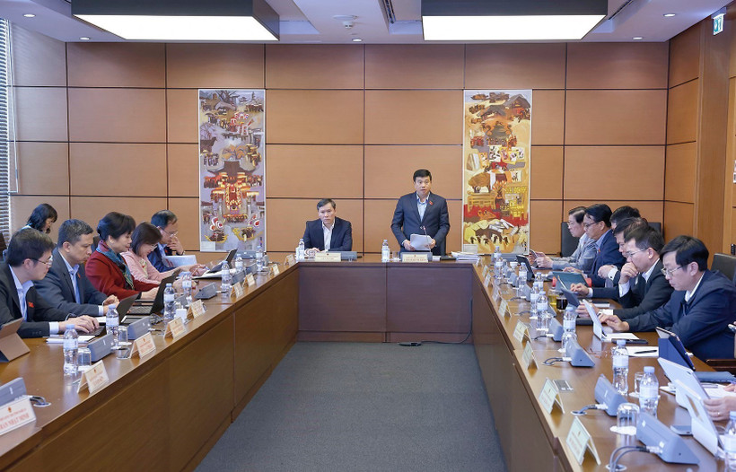 Diputados de las provincias de Lam Dong y Nghe An discuten en grupos (Foto: VNA)