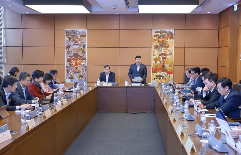 Diputados de las provincias de Lam Dong y Nghe An discuten en grupos (Foto: VNA)